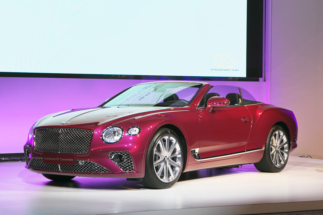 新型ベントレー コンチネンタルgtコンバーチブルは最高速度333km Hを達成する4シーターオープンの最高峰モデル Clicccar Com