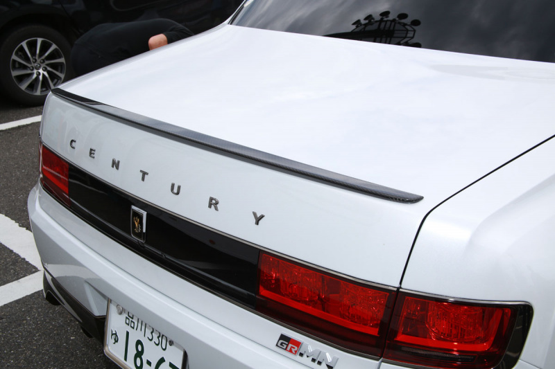 「箱根駅伝に世界でただ一台のスペシャルなクルマが走ってる!? 「白い」センチュリーはトヨタ自動車社長専用車」の8枚目の画像
