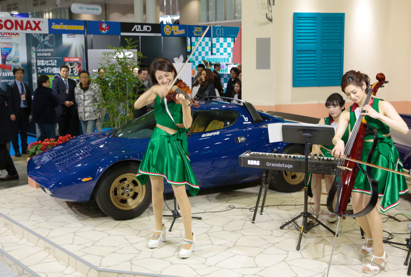 「名車と音楽の趣き深いコラボレーション。超美貌のミュージシャントリオを発見！【東京オートサロン2019美女めぐり その6】」の3枚目の画像