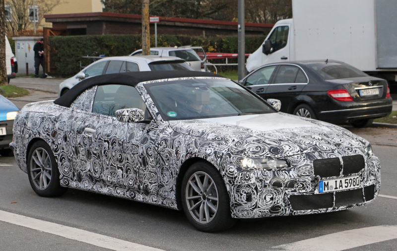 「新型BMW・4シリーズ カブリオレの車内を激写。電動化は濃厚」の2枚目の画像