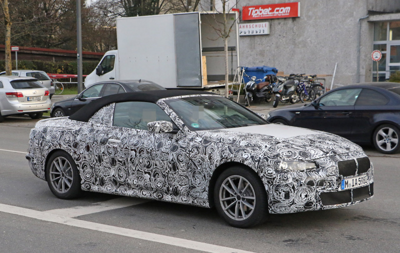 「新型BMW・4シリーズ カブリオレの車内を激写。電動化は濃厚」の3枚目の画像