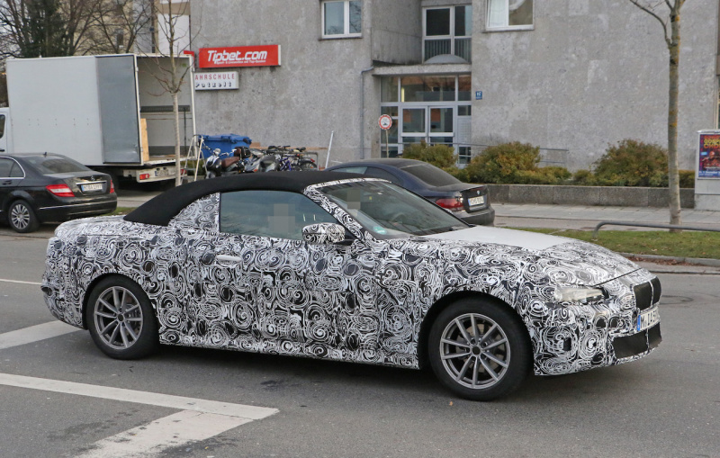 「新型BMW・4シリーズ カブリオレの車内を激写。電動化は濃厚」の4枚目の画像