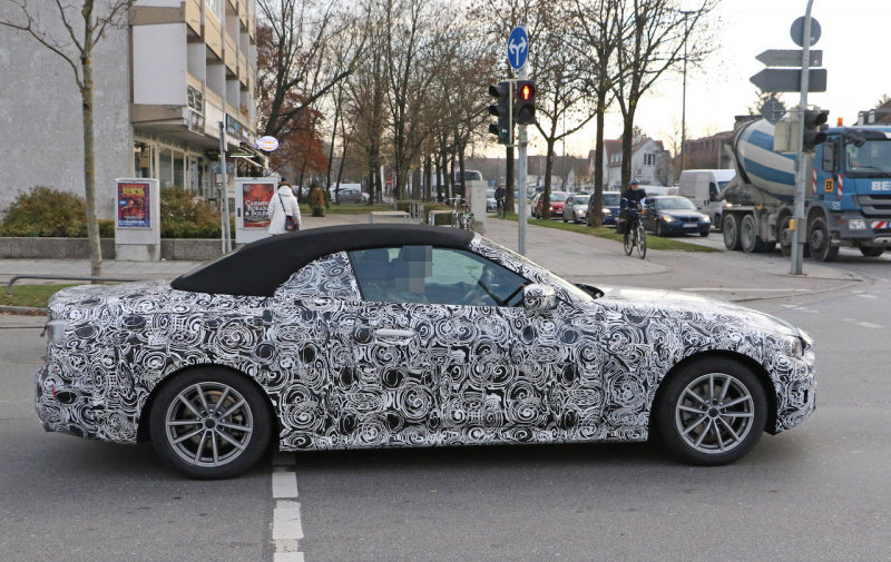 「新型BMW・4シリーズ カブリオレの車内を激写。電動化は濃厚」の5枚目の画像