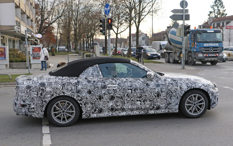 「新型BMW・4シリーズ カブリオレの車内を激写。電動化は濃厚」の6枚目の画像