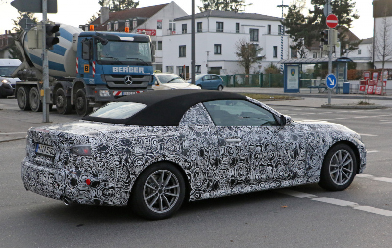「新型BMW・4シリーズ カブリオレの車内を激写。電動化は濃厚」の7枚目の画像