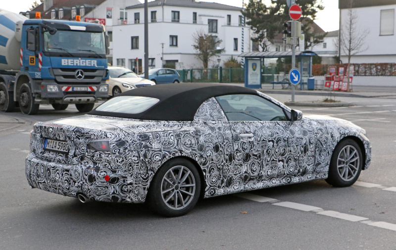 「新型BMW・4シリーズ カブリオレの車内を激写。電動化は濃厚」の8枚目の画像