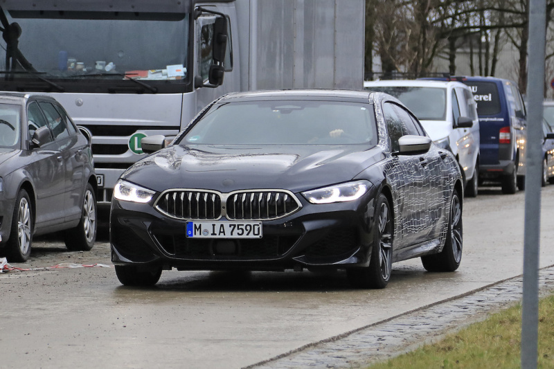「BMW「8シリーズ グランクーペ」最強モデルの「M850i グランクーペ」、公開直前にフロントフェイスが完全露出」の1枚目の画像