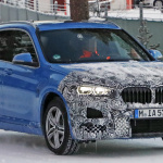 零下30度のノルウェーでBMW X1改良型プロトタイプをキャッチ。コックピットにはタッチスクリーンを確認 - BMW X1 Facelift 2