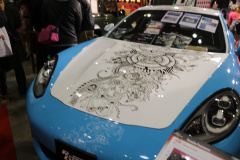 はがせるペイント でクルマのボディにアートペイント 隠されたメッセージに心安らぐ 東京オートサロン19 Clicccar Com