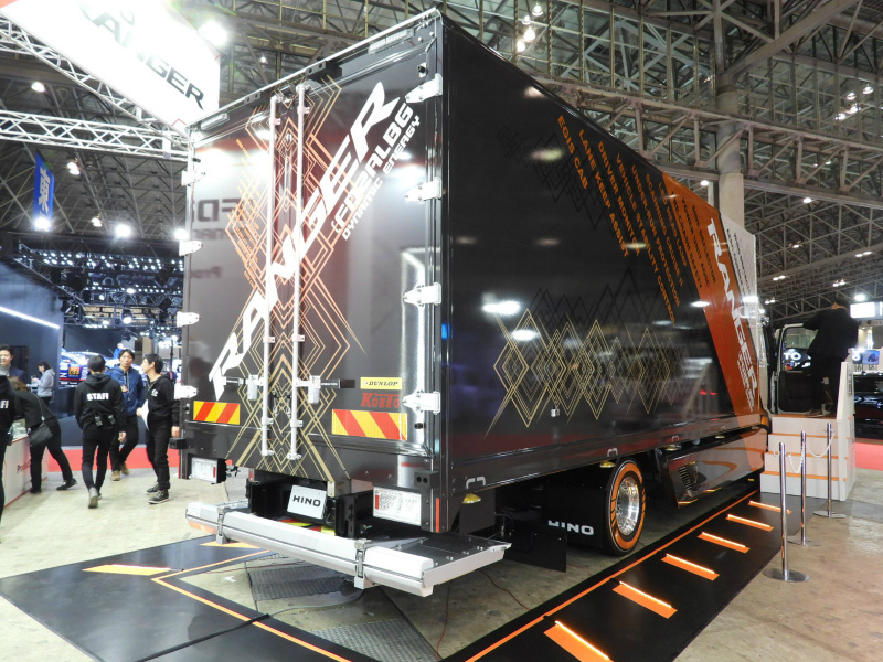 「【東京オートサロン2019】日野自動車はガンダムのデザイナーとコラボ、トラックをモビルスーツ風に」の3枚目の画像