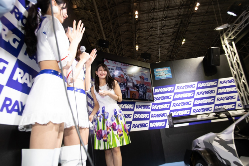 「S-GTチャンピオンチーム・RAYBRIGのレースクイーンはリケジョ＆スマイルクイーンのツータッグ！【東京オートサロン2019】」の1枚目の画像