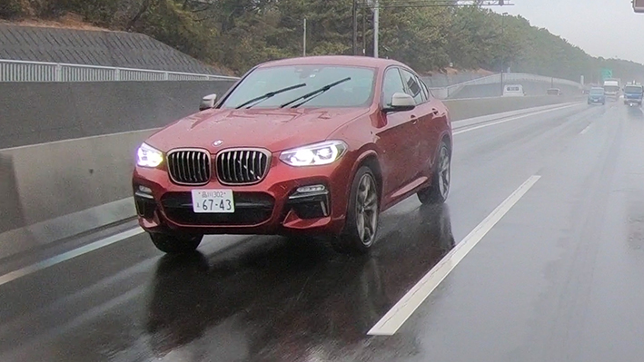 「【BMW X4 M40i試乗】360psをきっちり使いこなせる制御系が魅力」の1枚目の画像