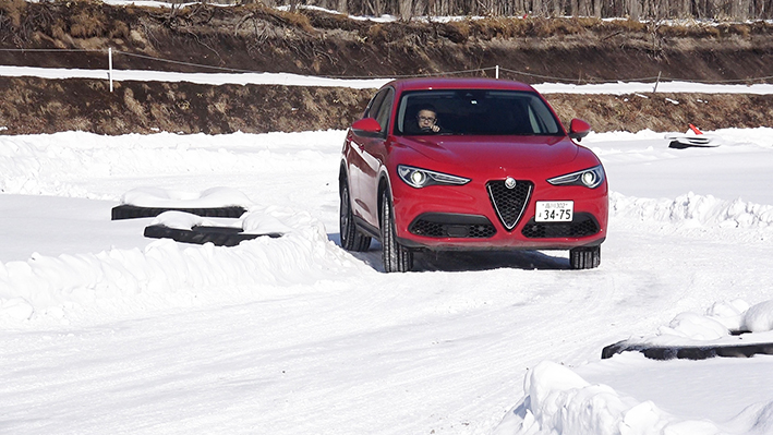 「【アルファ ロメオ・ステルヴィオ試乗】雪上でも元気！ FR中心の特性を持つ4WDで、アルファ ロメオらしい走り」の14枚目の画像