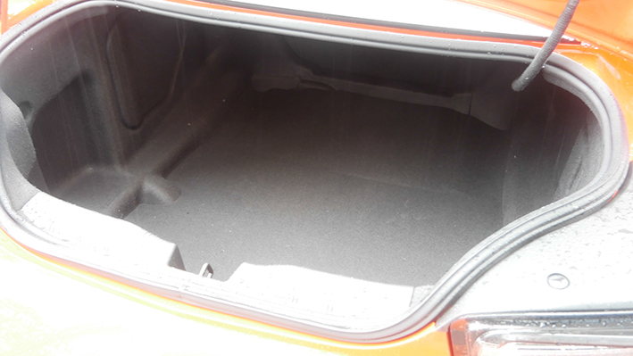 「【シボレー・カマロLT RS ローンチ エディション】2Lターボでも軽量化されたボディが走りに効いている」の10枚目の画像