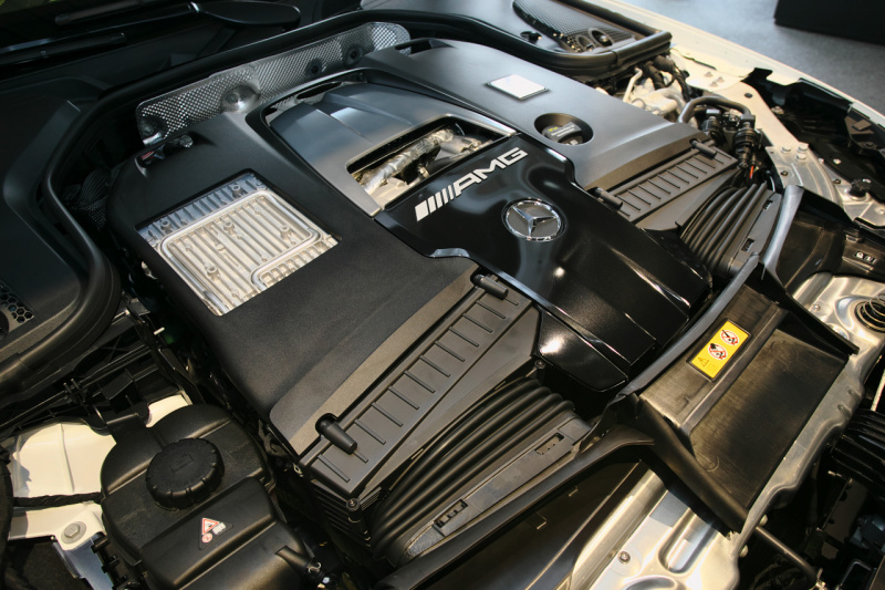 「メルセデス AMG GT 4ドアクーペはハイパフォーマンスと4ドアの利便性を兼ね備えた新しいスポーツカー」の8枚目の画像