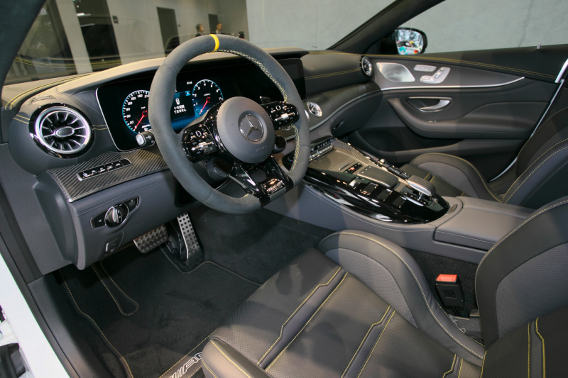 「メルセデス AMG GT 4ドアクーペはハイパフォーマンスと4ドアの利便性を兼ね備えた新しいスポーツカー」の9枚目の画像