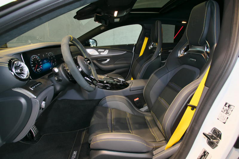 「メルセデス AMG GT 4ドアクーペはハイパフォーマンスと4ドアの利便性を兼ね備えた新しいスポーツカー」の11枚目の画像