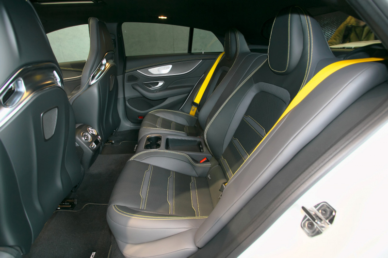 「メルセデス AMG GT 4ドアクーペはハイパフォーマンスと4ドアの利便性を兼ね備えた新しいスポーツカー」の10枚目の画像