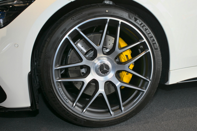 「メルセデス AMG GT 4ドアクーペはハイパフォーマンスと4ドアの利便性を兼ね備えた新しいスポーツカー」の13枚目の画像