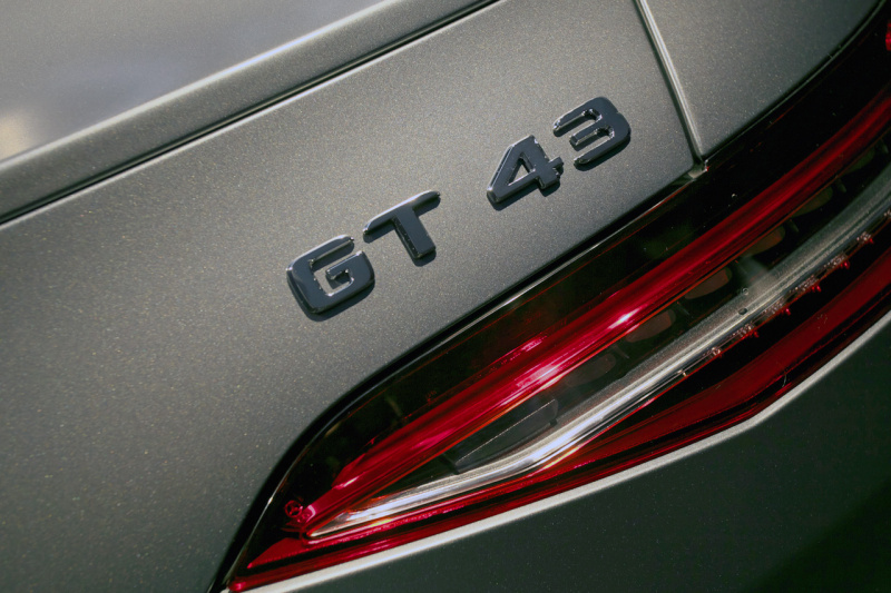 「メルセデス AMG GT 4ドアクーペはハイパフォーマンスと4ドアの利便性を兼ね備えた新しいスポーツカー」の16枚目の画像