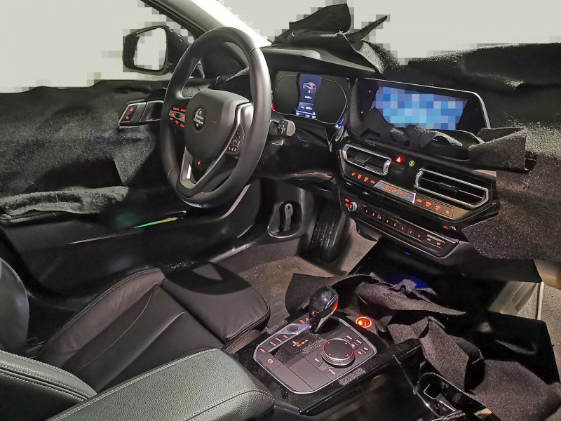 「新型BMW 1シリーズのプロトタイプをキャッチ。光るドアトリムを装着したド派手な車内を激写」の1枚目の画像