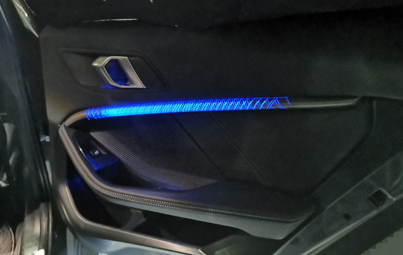 「新型BMW 1シリーズのプロトタイプをキャッチ。光るドアトリムを装着したド派手な車内を激写」の4枚目の画像