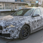「新型BMW 1シリーズのプロトタイプをキャッチ。光るドアトリムを装着したド派手な車内を激写」の6枚目の画像ギャラリーへのリンク