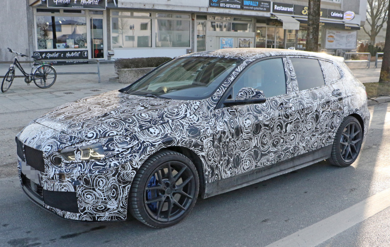 「新型BMW 1シリーズのプロトタイプをキャッチ。光るドアトリムを装着したド派手な車内を激写」の7枚目の画像