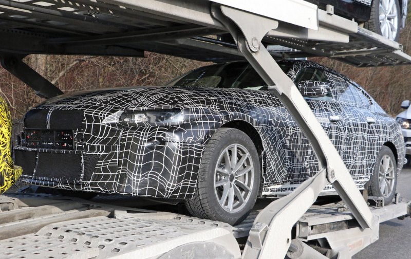 「BMW初のEV4ドアクーペ「i4」のプロトタイプを初キャッチ！ EV専用デザインのキドニーグリルを採用」の14枚目の画像
