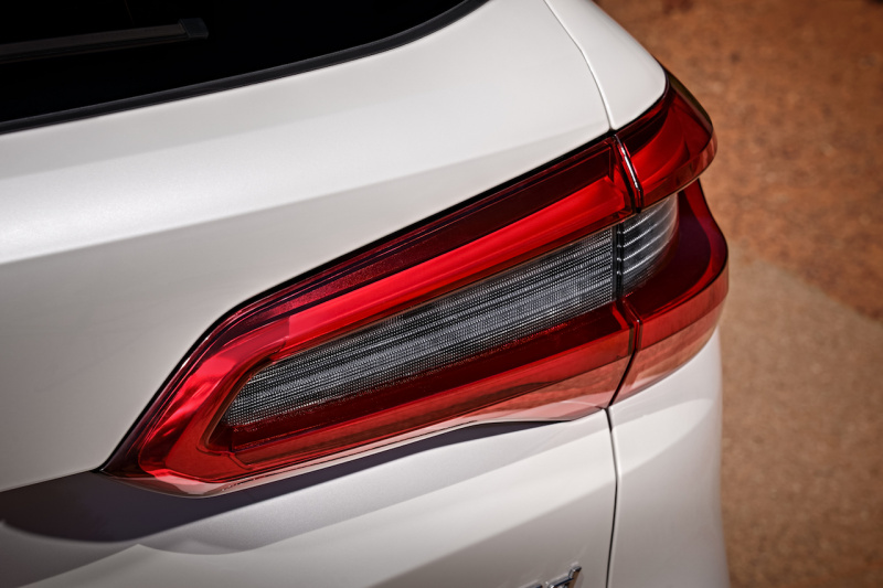 「【新車】新型BMW X5が誕生。3.0L直列6気筒ディーゼルエンジンを積む4代目は9,200,000円〜」の1枚目の画像