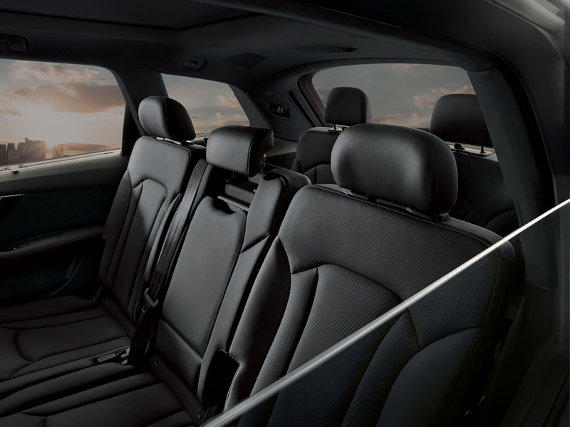 「【新車】3列シートSUVのアウディQ7に特別仕様車「Audi Q7 black styling」を設定」の1枚目の画像