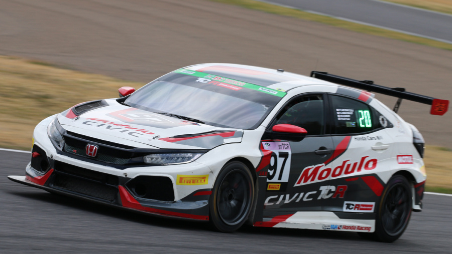 スーパー耐久19 ラスト10分を熱い走りで魅せたmodulo Civic Tcr 大津選手が魅せた熱い走りに会場は大興奮 Clicccar Com