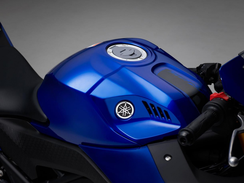 「ヤマハYZF-R25が大胆チェンジ！ MotoGPマシンを連想させる精悍フェイスに大変身」の3枚目の画像