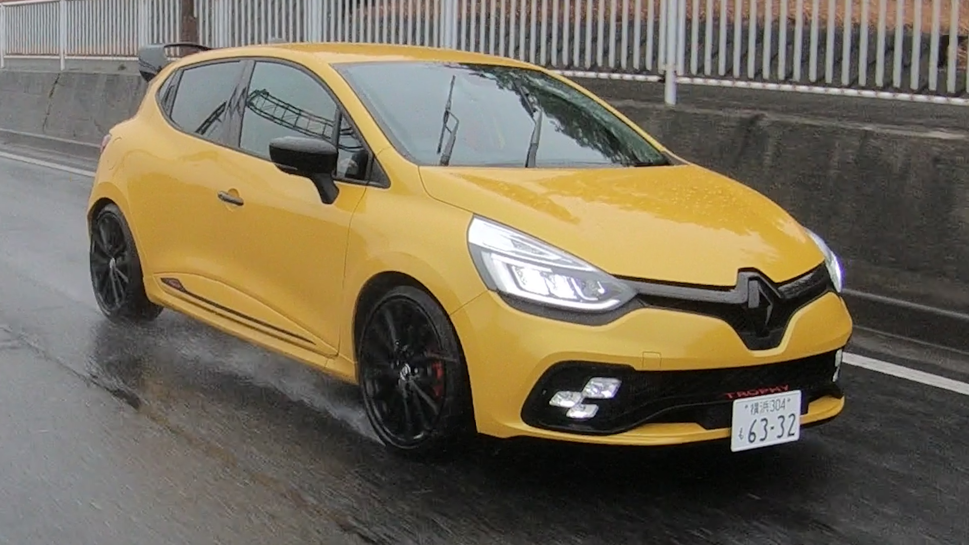 ルノー ルーテシア トロフィーr S アクラポビッチ試乗 これぞ ホットハッチ 最近のルノーはビックリするほどスポーティになっている Clicccar Com