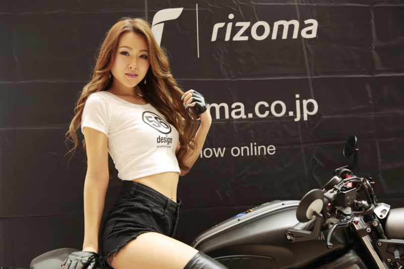 「バイクの女神か!? ヤマハ乗りの艶やか美女@56design【東京モーターサイクルショー2019 美女めぐり その2】」の2枚目の画像