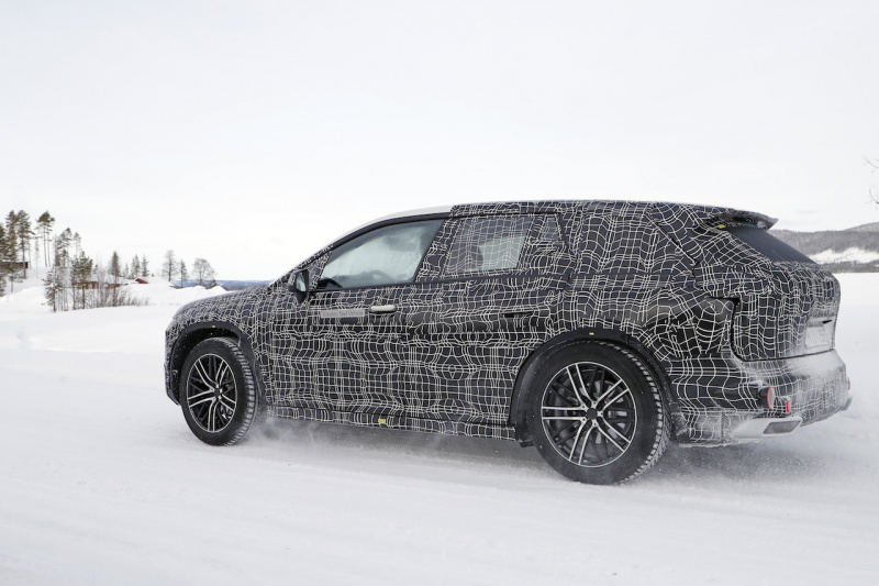 「BMWに新たなフラッグシップEV・SUVが登場か？「iNEXT」の市販型を初キャッチ」の9枚目の画像