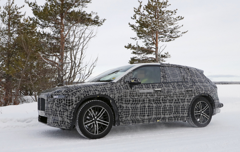 「BMWに新たなフラッグシップEV・SUVが登場か？「iNEXT」の市販型を初キャッチ」の6枚目の画像