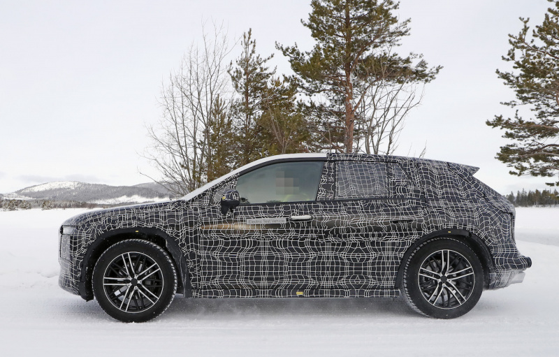 「BMWに新たなフラッグシップEV・SUVが登場か？「iNEXT」の市販型を初キャッチ」の8枚目の画像