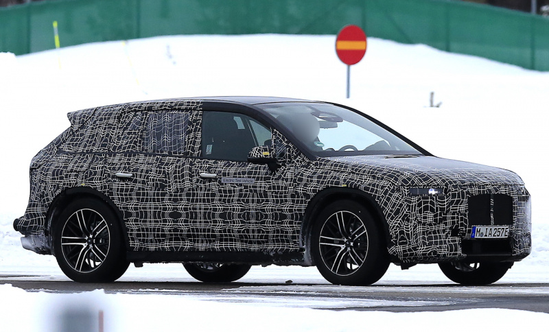 「BMWに新たなフラッグシップEV・SUVが登場か？「iNEXT」の市販型を初キャッチ」の17枚目の画像