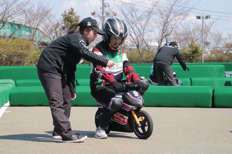 「バイク初心者が挑戦したらどうなる？ 鈴鹿サーキット本格レーシングバイクアトラクション「モトファイター」」の6枚目の画像