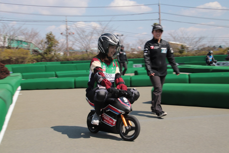 「バイク初心者が挑戦したらどうなる？ 鈴鹿サーキット本格レーシングバイクアトラクション「モトファイター」」の7枚目の画像
