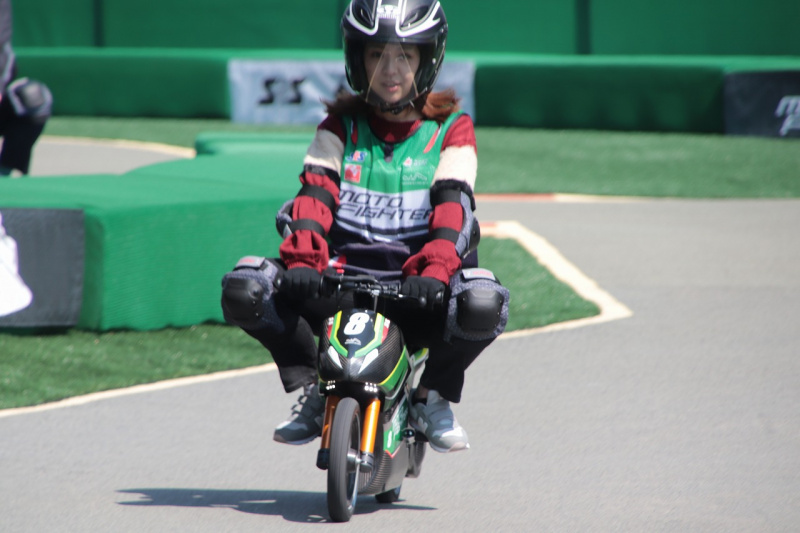 「バイク初心者が挑戦したらどうなる？ 鈴鹿サーキット本格レーシングバイクアトラクション「モトファイター」」の12枚目の画像