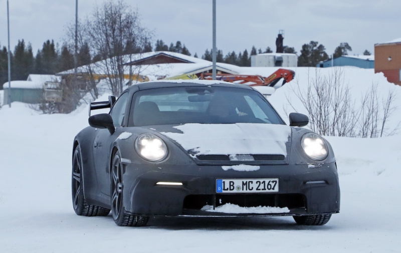 「巨大なリアウイングはダミー？ テスト？ 新型ポルシェ・911の「GT3」プロトタイプが豪雪地帯でキャッチ」の1枚目の画像