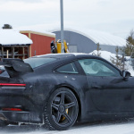 「巨大なリアウイングはダミー？ テスト？ 新型ポルシェ・911の「GT3」プロトタイプが豪雪地帯でキャッチ」の10枚目の画像ギャラリーへのリンク