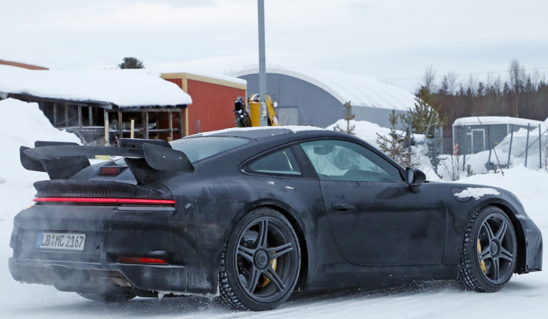「巨大なリアウイングはダミー？ テスト？ 新型ポルシェ・911の「GT3」プロトタイプが豪雪地帯でキャッチ」の10枚目の画像
