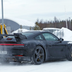 「巨大なリアウイングはダミー？ テスト？ 新型ポルシェ・911の「GT3」プロトタイプが豪雪地帯でキャッチ」の11枚目の画像ギャラリーへのリンク