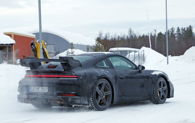 「巨大なリアウイングはダミー？ テスト？ 新型ポルシェ・911の「GT3」プロトタイプが豪雪地帯でキャッチ」の11枚目の画像