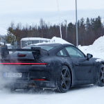 「巨大なリアウイングはダミー？ テスト？ 新型ポルシェ・911の「GT3」プロトタイプが豪雪地帯でキャッチ」の12枚目の画像ギャラリーへのリンク
