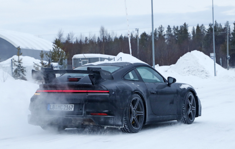 「巨大なリアウイングはダミー？ テスト？ 新型ポルシェ・911の「GT3」プロトタイプが豪雪地帯でキャッチ」の12枚目の画像