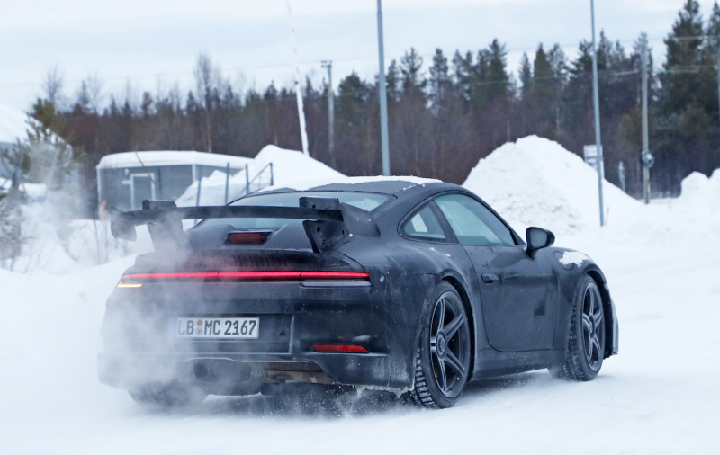 「巨大なリアウイングはダミー？ テスト？ 新型ポルシェ・911の「GT3」プロトタイプが豪雪地帯でキャッチ」の13枚目の画像